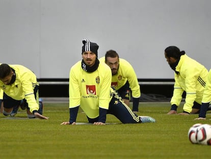 Ibrahimovic, en el entrenamiento de Suecia antes del partido contra Dinamarca. / Foto: ANDERS WIKLUND (AFP)/ Vídeo: ATLAS