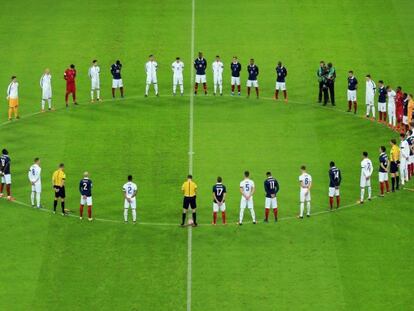 Franceses e ingleses guardan silencio./ Foto: GETTY/ Vídeo: ATLAS