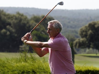 Cruyff, jugando a golf en El Montanyà. / Foto: Albert Alemany/ Vídeo: ATLAS