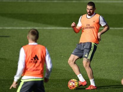 Benzema, en el último entrenamiento previo al clásico / Foto: JAVIER SORIANO (AFP)/ Vídeo ATLAS