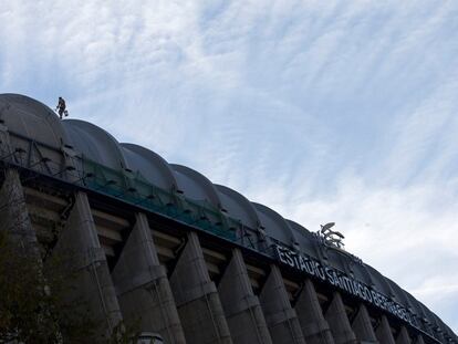 Uma pessoa trabalha no teto do Bernabéu.