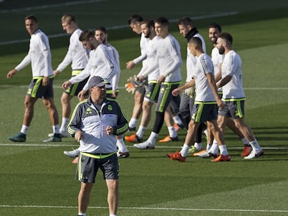 Rafa Benítez y los jugadores del Madrid, durante el entrenamiento de ayer