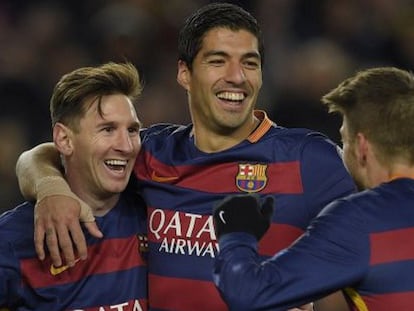 Piqué, Luis Suárez y Messi festejan un tanto a la Roma. / AFP Vídeo: ATLAS