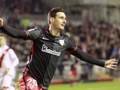 Aduriz celebra uno de sus goles al Rayo.