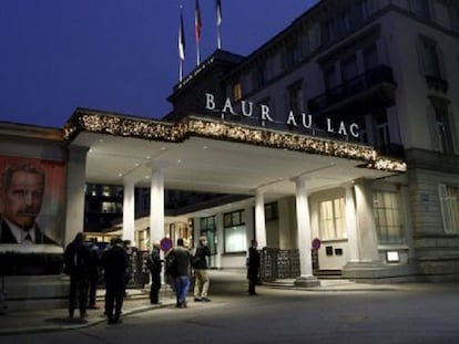 Periodistas ante el hotel de Zúrich donde fueron efectuados los arrestos.