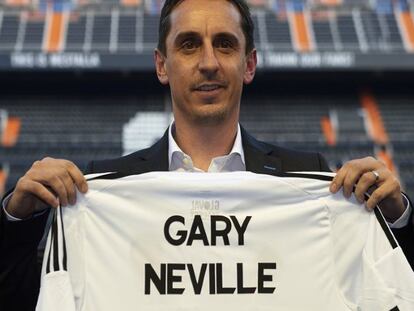 Gary Neville posa con la camiseta del Valencia. Foto: Getty/ Vídeo: ATLAS