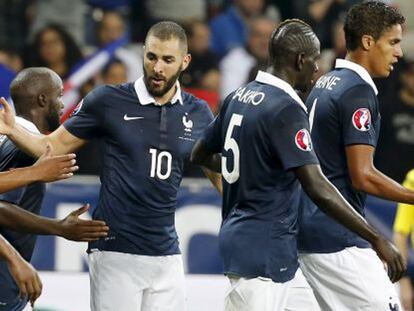 Benzema celebra su gol a Armenia. / ERIC GAILLARD (REUTERS)