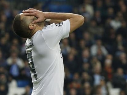 Benzema lamenta-se de uma ocasião falhada / Kiko Huesca (EFE). Vídeo: Reuters