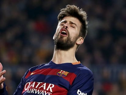 Piqué se lamenta en el partido de ayer.