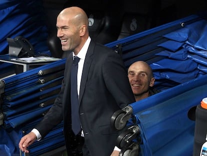 Zidane sale del túnel antes de su debut en el banquillo del Bernabéu.
