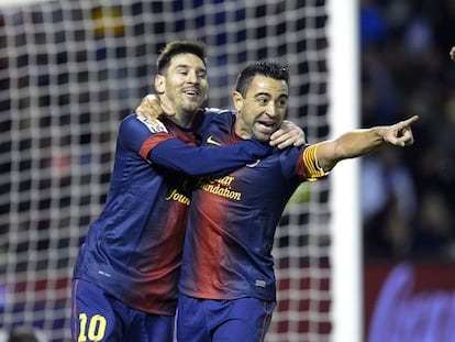 Messi se abraza a Xavi en la celebración de un gol en 2012.