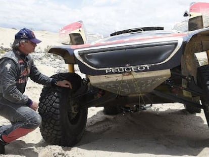 Carlos Sainz mira su coche tras la avería de este miércoles.