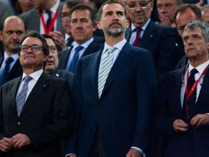 Mas, Felipe VI y Villar, en el palco del Camp Nou.