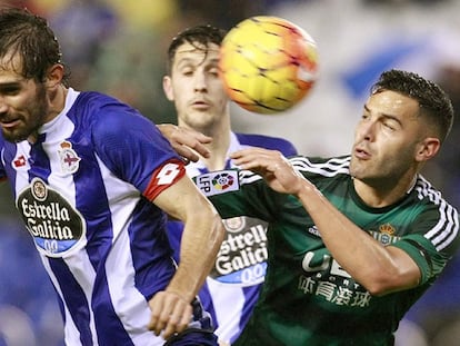 Arribas disputa un balón con Bruno.