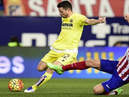 Koke pugna por un balón con Antonio Rukavina.