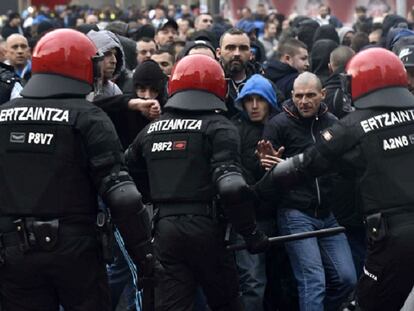 La Ertzaintza contiene a los ultras en los incidemntes previos al Athletic-Olympique.