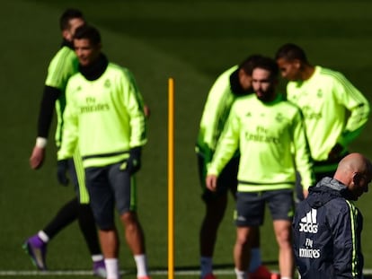 Zidane, pensativo, durante la sesión de ayer.