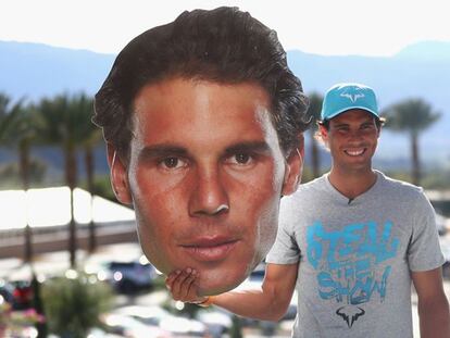 Nadal posa con una silueta de su rostro en Indian Wells.