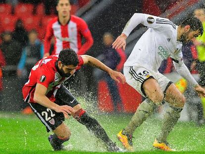 Raúl Garcia ante Enzo Pérez.