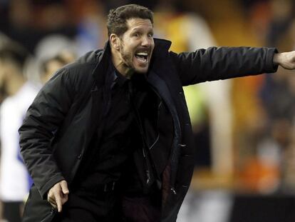 Simeone, durante el partido ante el Valencia. Foto: EFE/ Vídeo: ATLAS