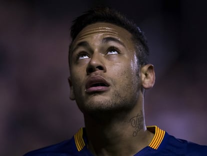 Depois da farra, Neymar faz a festa no campo