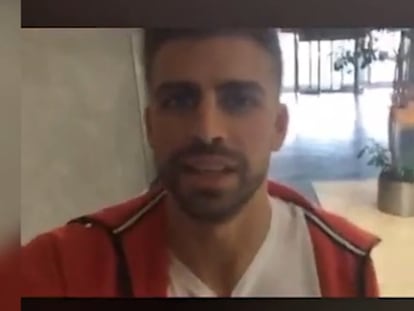 Piqué, sorprendido por una fan mientras graba un vídeo de Periscope.