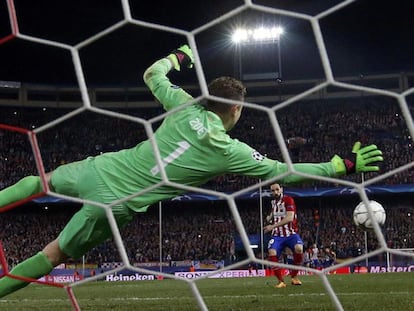 Juanfran lanza el penalti ganador.