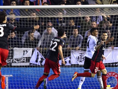 Aduriz celebra su gol al Valencia.