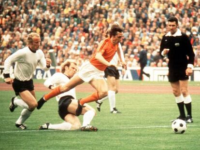 Cruyff supera a Hoeness en el Mundial de 1974.