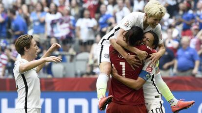 Carli Lloyd es felicitada por varias compañeras.