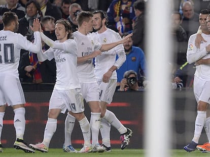 Cristiano Ronaldo comemora o gol da vitória junto com seus companheiros do Real Madrid.