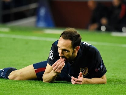 Los jugadores del Atlético celebran el gol de Torres en el Camp Nou. Emilio Morenatti AP