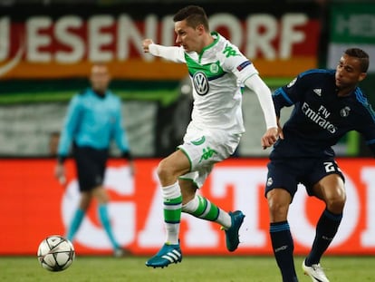 Julian Draxler controla un balón ante Danilo.