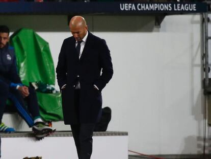Zidane camina por la banda durante el partido contra el Wolfsburgo.