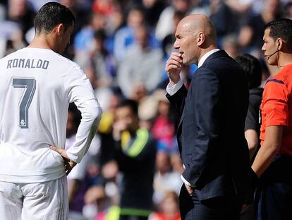 Zidane habla con Cristiano durante el partido contra el Eibar. Denis Doyle Getty Images