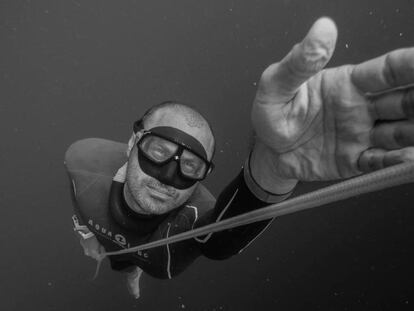 Miguel Lozano desciende 123 metros en el mar con una bocanada de aire