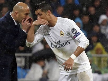 Zidane habla con Cristiano.