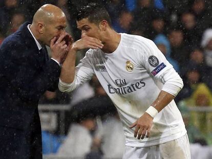 Zidane habla con Cristiano.