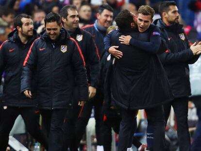 Simeone y Griezmann se abrazan al final del partido.