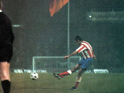 Luis Aragonés marca el gol de Atlético en la final de 1974. Video: ATLAS