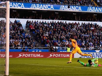 Luis Suárez bate al portero Manu. D. Ramos Getty / Vídeo ATLAS