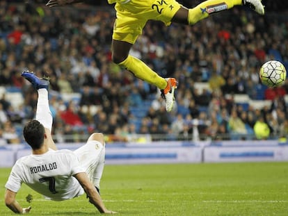 Cristiano Ronaldo intenta una chilena.