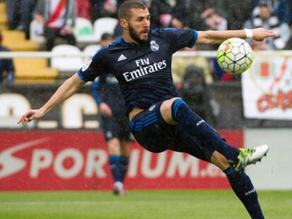 Karim Benzema controla el balón durante el partido contra el Rayo. CURTO DE LA TORRE AFP Vídeo: ATLAS