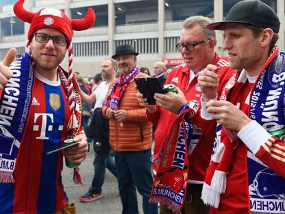 Seguidores del Bayern Munich en las inmediaciones del estadio.
