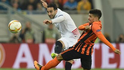 Adil Rami (i) del Sevilla golpea el balón.