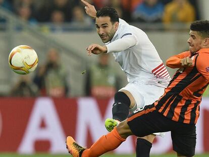 Adil Rami (i) del Sevilla golpea el balón.