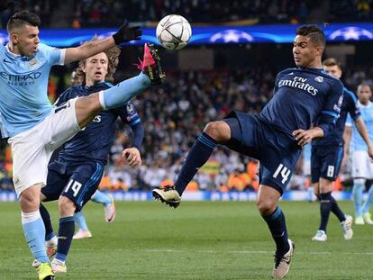 Casemiro acude a cerrar a Agüero en Manchester.