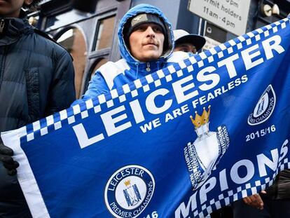 Un seguidor del Leicester festeja una victoria de su equipo.