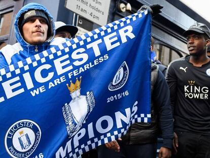 Un seguidor del Leicester festeja una victoria de su equipo.