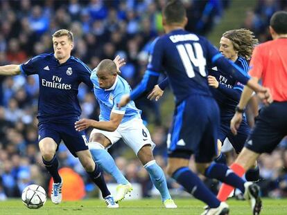 Kroos conduce el balón en el partido del Etihad.